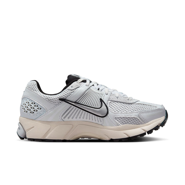 Nike - W Zoom Vomero 5 ~ Chrome/Platinum