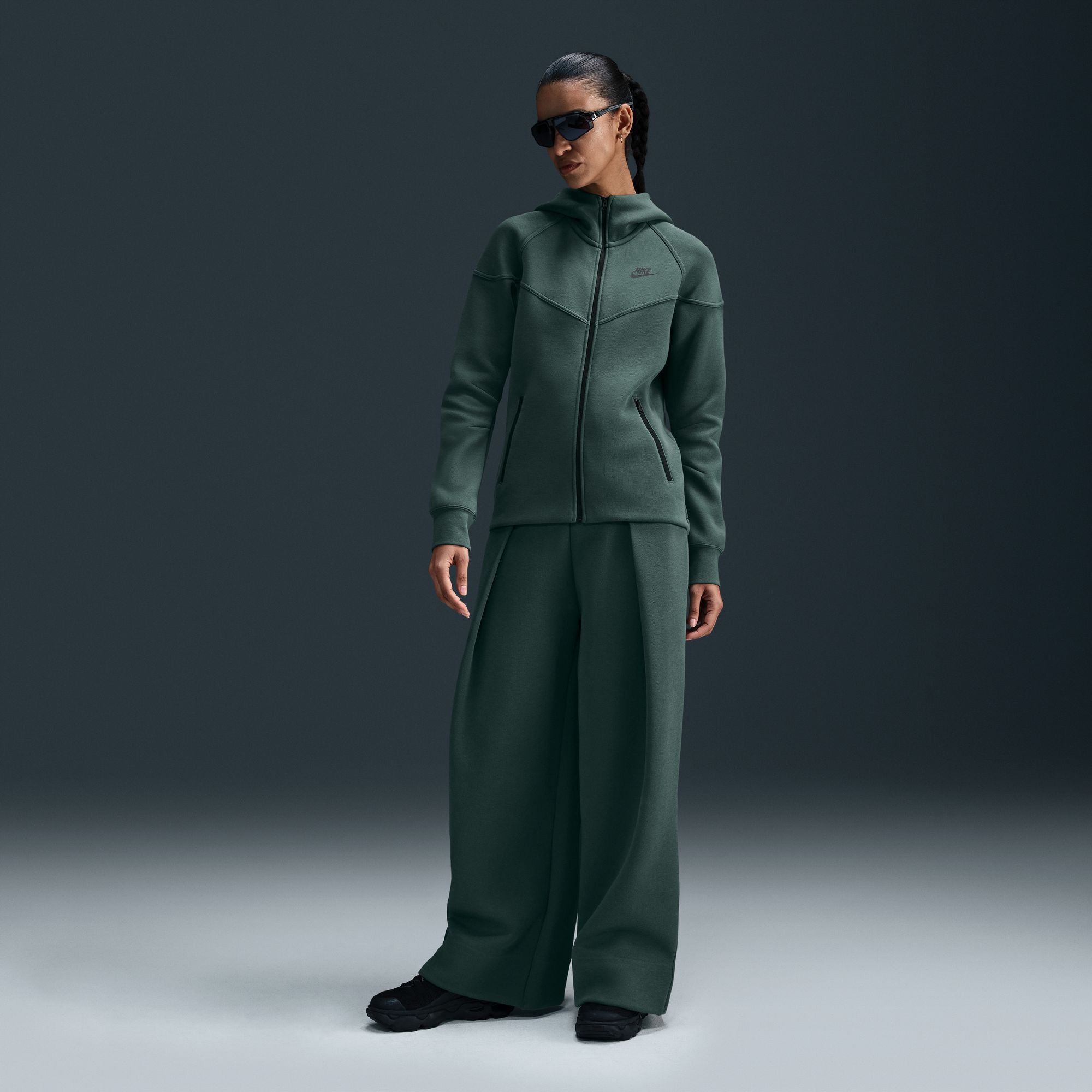 Nike - W Sportswear Tech Fleece Winrunner ~ Vintage Green
