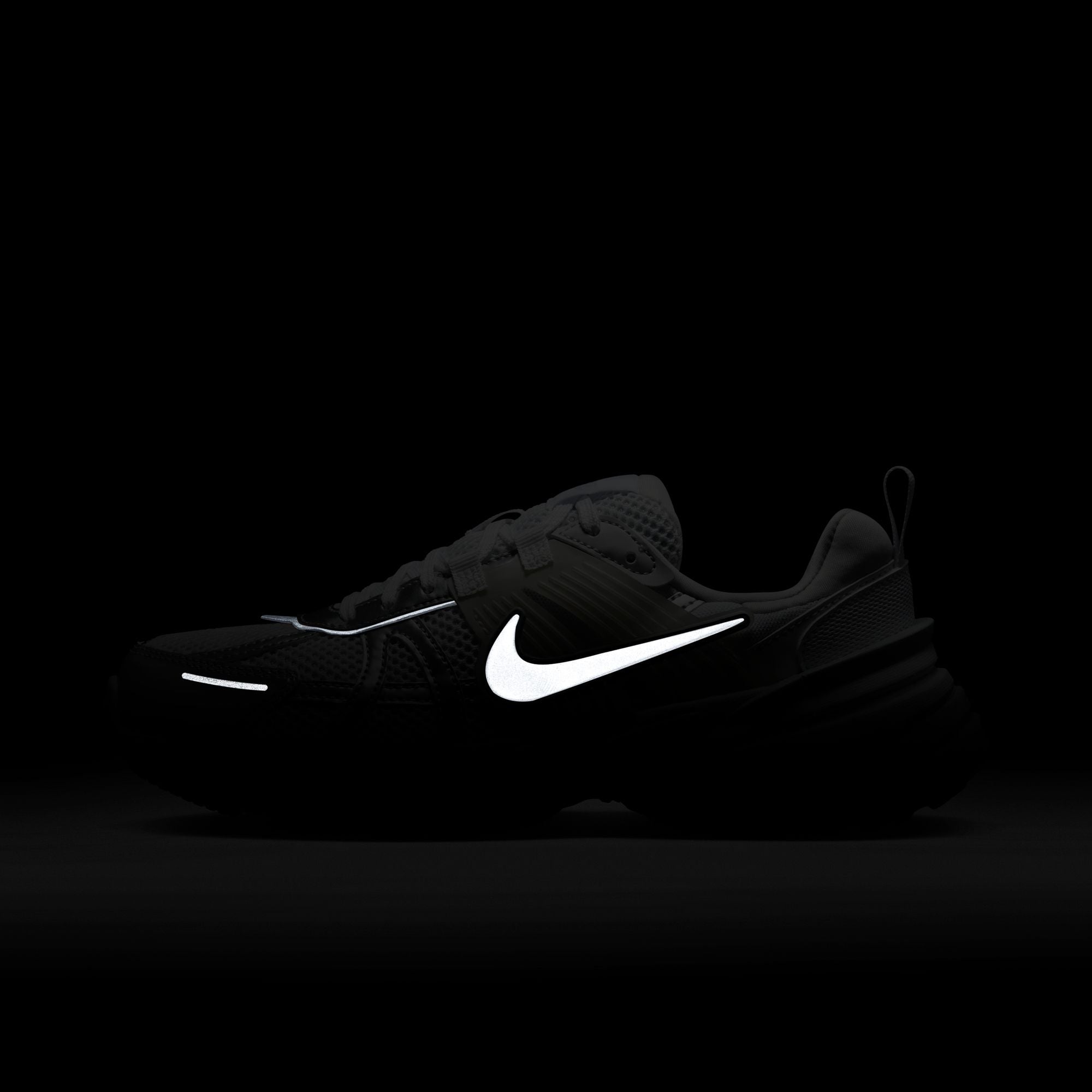 Nike - W V2K Run White/Metallic Silver