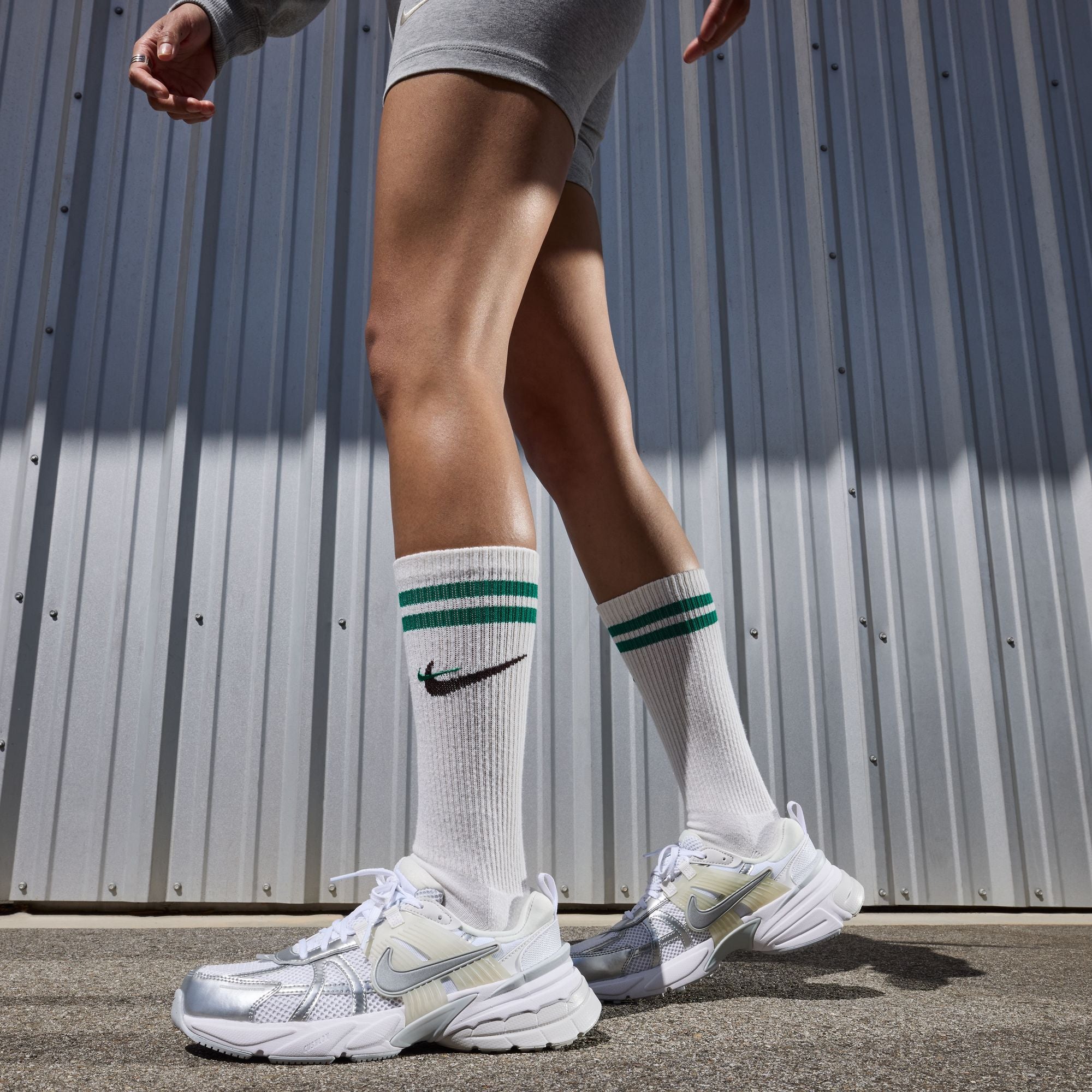 Nike - W V2K Run White/Metallic Silver