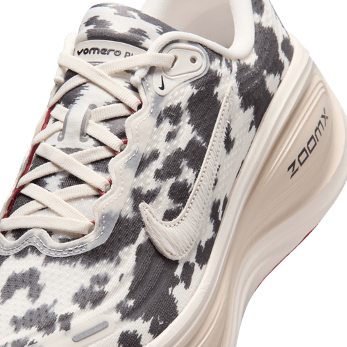 Nike - Vomero Plus Sail/University Red/Light Orewood Brown